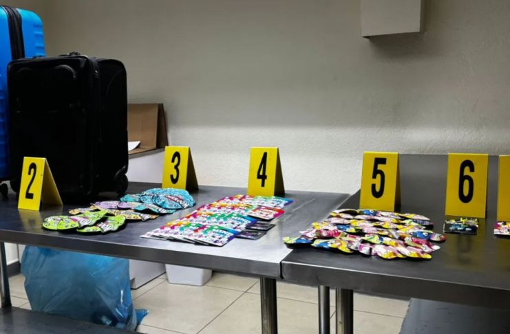 En un equipaje de la mujer, proveniente de los Estados Unidos, se encontró la droga con gomitas de marihuana y hongos psicotrópicosen empaques de golosinas