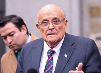Aunque requirió ventilación mecánica inicial para estabilizar sus niveles de oxígeno, su portavoz, Ted Goodman, informó que ya respira por sí solo. Foto: La Hora: EFE