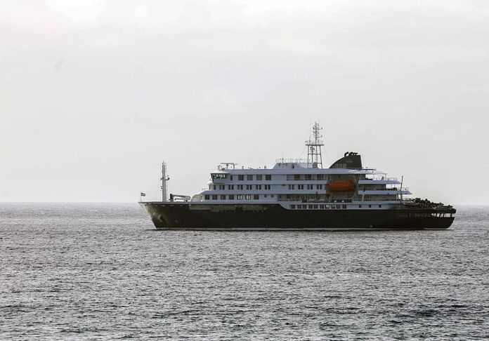 El crucero holandés MV Hondius que se encuentra anclado en la costa de la ciudad de Praia, en la isla de Santiago (Cabo Verde), tras la muerte de tres pasajeros. Foto La Hora: EFE