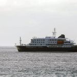 El crucero holandés MV Hondius que se encuentra anclado en la costa de la ciudad de Praia, en la isla de Santiago (Cabo Verde), tras la muerte de tres pasajeros. Foto La Hora: EFE