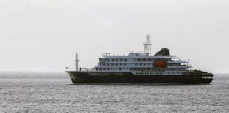 El crucero holandés MV Hondius que se encuentra anclado en la costa de la ciudad de Praia, en la isla de Santiago (Cabo Verde), tras la muerte de tres pasajeros. Foto La Hora: EFE