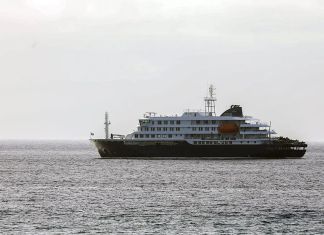 El crucero holandés MV Hondius que se encuentra anclado en la costa de la ciudad de Praia, en la isla de Santiago (Cabo Verde), tras la muerte de tres pasajeros. Foto La Hora: EFE