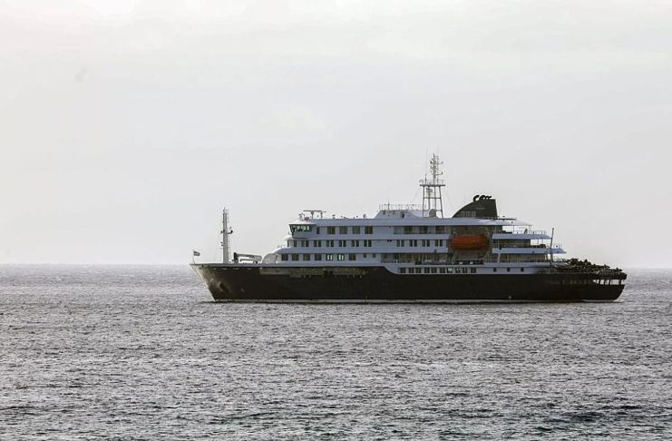 El crucero holandés MV Hondius que se encuentra anclado en la costa de la ciudad de Praia, en la isla de Santiago (Cabo Verde), tras la muerte de tres pasajeros. Foto La Hora: EFE