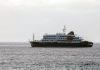 El crucero holandés MV Hondius que se encuentra anclado en la costa de la ciudad de Praia, en la isla de Santiago (Cabo Verde), tras la muerte de tres pasajeros. Foto La Hora: EFE
