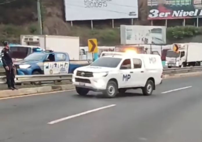 El cierre de un carril en la Interamericana con dirección a la capital ha complicado la circulación vehicular en la zona, informó Emixtra. Foto La Hora: captura de pantalla Tránsito Mixco