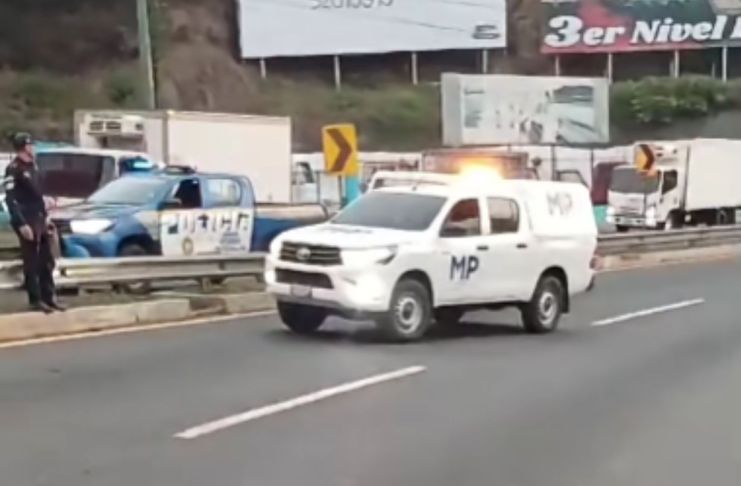 Emixtra reporta tránsito lento en la Interamericana por motorista fallecido en el km 16 El cierre de un carril en la Interamericana con dirección a la capital ha complicado la circulación vehicular en la zona, informó Emixtra. Foto La Hora: captura de pantalla Tránsito Mixco