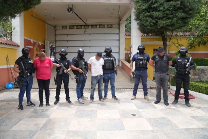 Los agentes policiales detuvieron a dos hombres y una mujer en el operativo de rescate de una víctima que estaba secuestrada. Foto La Hora: PNC