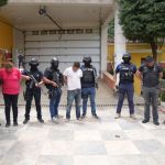 Los agentes policiales detuvieron a dos hombres y una mujer en el operativo de rescate de una víctima que estaba secuestrada. Foto La Hora: PNC