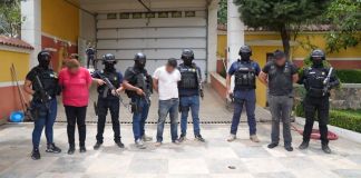 Los agentes policiales detuvieron a dos hombres y una mujer en el operativo de rescate de una víctima que estaba secuestrada. Foto La Hora: PNC