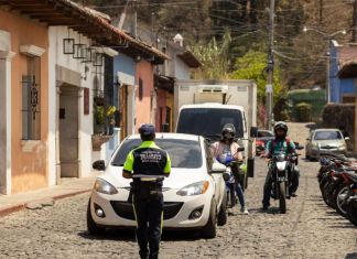 El Concejo Municipal de Antigua Guatemala aprobó un nuevo reglamento que transforma el cobro de parqueo en la vía pública en un servicio municipal de asistencia vial y seguridad.