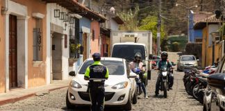 Parquear en Antigua cambia: municipalidad aprueba nuevo modelo con pago voluntario El Concejo Municipal de Antigua Guatemala aprobó un nuevo reglamento que transforma el cobro de parqueo en la vía pública en un servicio municipal de asistencia vial y seguridad.