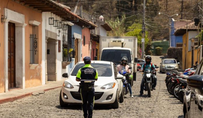 antigua reglamento El Concejo Municipal de Antigua Guatemala aprobó un nuevo reglamento que transforma el cobro de parqueo en la vía pública en un servicio municipal de asistencia vial y seguridad.