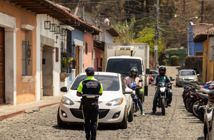 Parquear en Antigua cambia: municipalidad aprueba nuevo modelo con pago voluntario El Concejo Municipal de Antigua Guatemala aprobó un nuevo reglamento que transforma el cobro de parqueo en la vía pública en un servicio municipal de asistencia vial y seguridad.