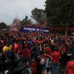 Los seguidores del equipo rojo abarrotaron el estadio El Trébol y las calles cercanas para celebrar con su equipo el título 33 de Liga Nacional. Foto La Hora: José Orozco