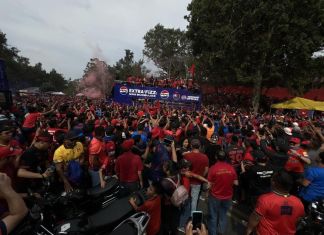 Los seguidores del equipo rojo abarrotaron el estadio El Trébol y las calles cercanas para celebrar con su equipo el título 33 de Liga Nacional. Foto La Hora: José Orozco
