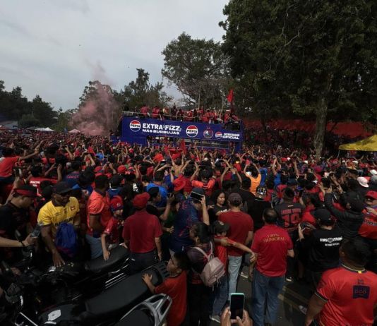 En imágenes: afición roja celebra junto a su equipo el título 33 en el estadio El Trébol Los seguidores del equipo rojo abarrotaron el estadio El Trébol y las calles cercanas para celebrar con su equipo el título 33 de Liga Nacional. Foto La Hora: José Orozco