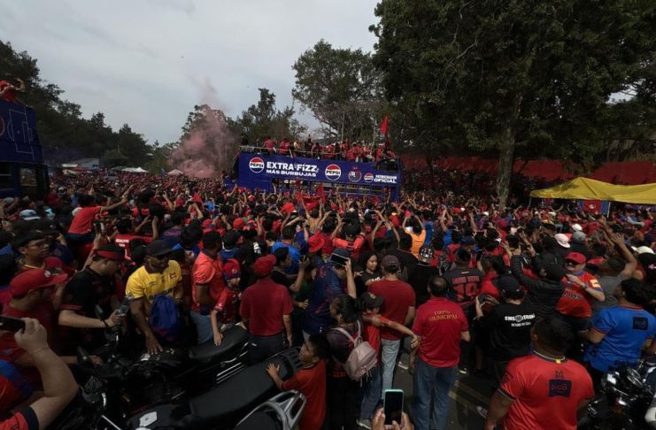 En imágenes: afición roja celebra junto a su equipo el título 33 en el estadio El Trébol Los seguidores del equipo rojo abarrotaron el estadio El Trébol y las calles cercanas para celebrar con su equipo el título 33 de Liga Nacional. Foto La Hora: José Orozco