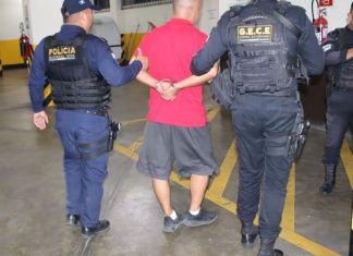 La persona capturada registra seis ingresos a la cárcel por la comisión de varios delitos, según informó la PNC. Foto La Hora: PNC