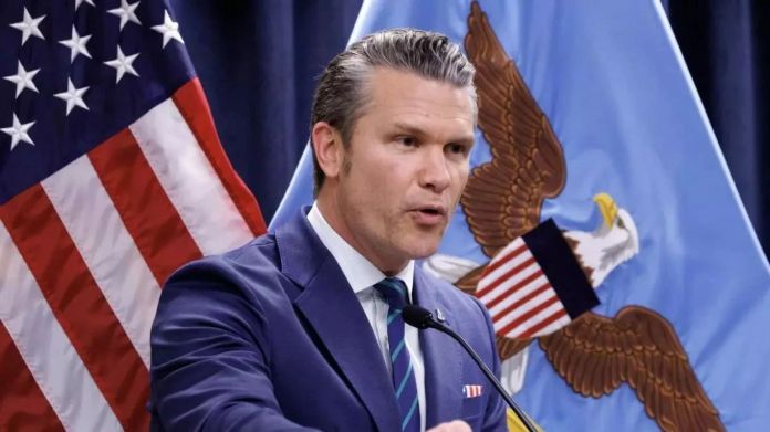 El secretario de Guerra de Estados Unidos, Pete Hegseth, aseguró durante una reunión de gabinete de Donald Trump que Washington intensificará su ofensiva contra los cárteles del narcotráfico. Foto La Hora: EFE