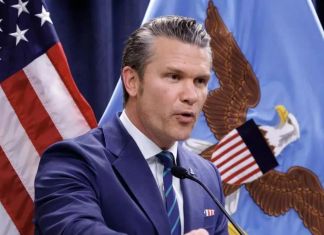 El secretario de Guerra de Estados Unidos, Pete Hegseth, aseguró durante una reunión de gabinete de Donald Trump que Washington intensificará su ofensiva contra los cárteles del narcotráfico. Foto La Hora: EFE