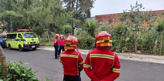 Los bomberos atendieron el llamado de los vecinos, quienes reportaron sobre los dos bultos abandonados en la vía pública. Foto La Hora: BM