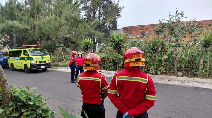 BM Santa Rosa 1, Zona 12, Cadáveres, Violencia, Seguridad Los bomberos atendieron el llamado de los vecinos, quienes reportaron sobre los dos bultos abandonados en la vía pública. Foto La Hora: BM