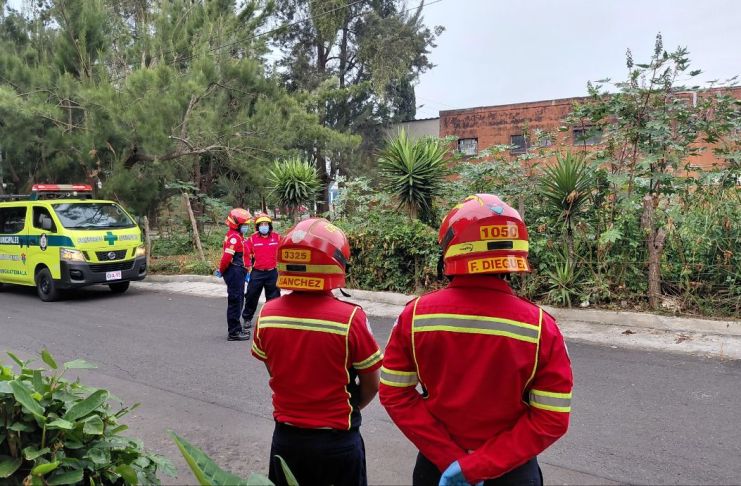 Hallan posibles restos humanos en bolsas en callejón de colonia Santa Rosa 1, zona 12 Los bomberos atendieron el llamado de los vecinos, quienes reportaron sobre los dos bultos abandonados en la vía pública. Foto La Hora: BM