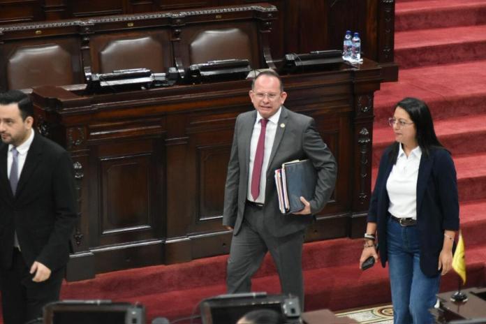 La diputada Victoria Godoy Palala acompaña al ministro de Desarrollo Social, Albelardo Pinto, en el Congreso por la interpelación en su contra. Foto: La Hora / José Orozco