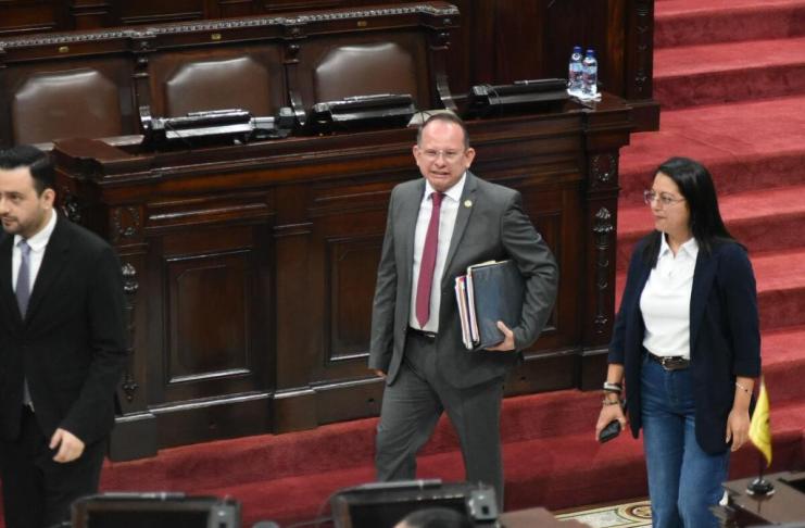 La diputada Victoria Godoy Palala acompaña al ministro de Desarrollo Social, Albelardo Pinto, en el Congreso por la interpelación en su contra. Foto: La Hora / José Orozco