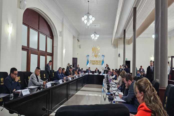 El presidente del Congreso de la República, Luis Contreras, reconoce el compromiso de país para aprobar una nueva ley contra el lavado de dinero u otros activos. Foto: La Hora