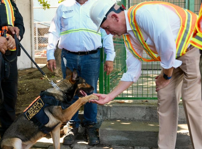 El encargado de Negocios de EE. UU. en Guatemala, Jorgan Andrews, en la Portuaria Quetzal con motivo de la inauguración de las nuevas instalaciones.