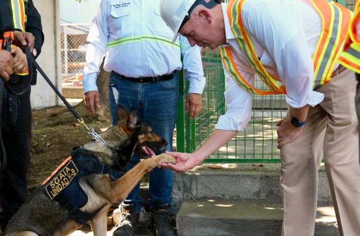 Fortalecen seguridad en Puerto Quetzal con nuevas instalaciones para unidades K9 El encargado de Negocios de EE. UU. en Guatemala, Jorgan Andrews, en la Portuaria Quetzal con motivo de la inauguración de las nuevas instalaciones.