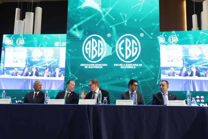 El presidente del Congreso, Luis Contreras, afirma que sus compañeros están a favor de la ley contra lavado de dinero, pero deben aclarar algunas dudas. Foto: Congreso de la República