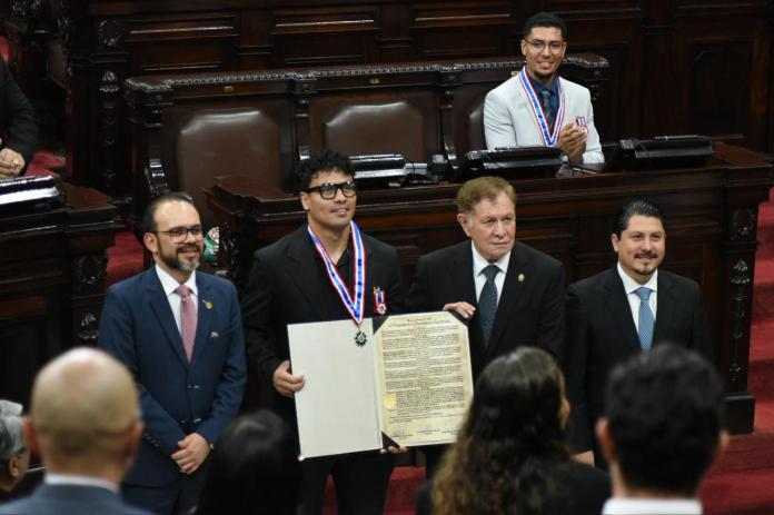 Lester Martínez luce la condecoración en el pleno del Congreso.