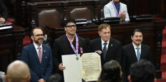 Lester Martínez luce la condecoración en el pleno del Congreso.