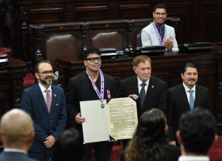 Lester Martínez luce la condecoración en el pleno del Congreso.