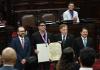 Lester Martínez luce la condecoración en el pleno del Congreso.