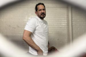 Supuesto líder del secuestro del odontólogo Julio Martínez es consignado tras hallarle 2 teléfonos en bartolina
