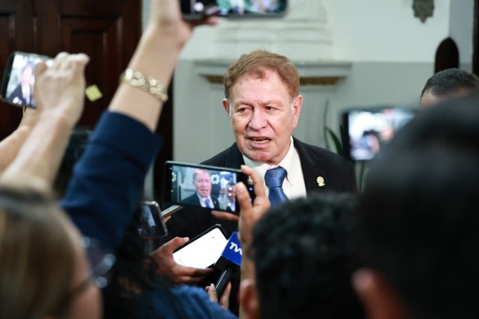luiscontreraslavadoenmiendas El presidente del Congreso, Luis Contreras, realizará una tercera reunión para firmar las enmiendas a la ley contra lavado de dinero ya con los consensos. Foto: Organismo Legislativo