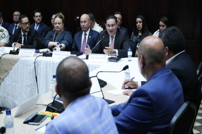 El ministro de Gobernación, Marco Antonio Villeda, informa por los argumentos presentados en la apelación para que se construya la cárcel en Izabal. Foto: Ministerio de Gobernación