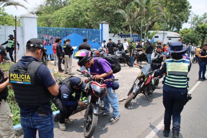 En un operativo realizado en la RN-14 por la Policía Nacional Civil, los agentes recogieron motocicletas y sancionaron a propietarios. Foto La Hora: PNC