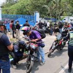 En un operativo realizado en la RN-14 por la Policía Nacional Civil, los agentes recogieron motocicletas y sancionaron a propietarios. Foto La Hora: PNC