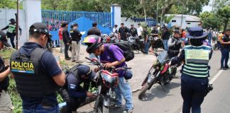 En un operativo realizado en la RN-14 por la Policía Nacional Civil, los agentes recogieron motocicletas y sancionaron a propietarios. Foto La Hora: PNC
