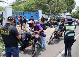 En un operativo realizado en la RN-14 por la Policía Nacional Civil, los agentes recogieron motocicletas y sancionaron a propietarios. Foto La Hora: PNC