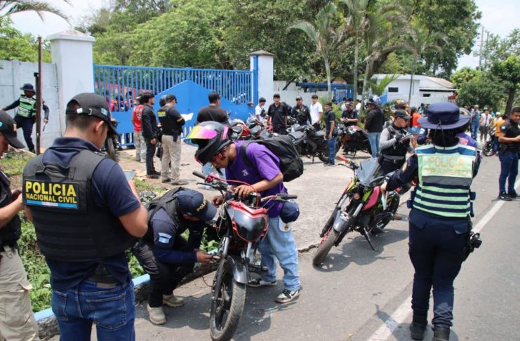 En un operativo realizado en la RN-14 por la Policía Nacional Civil, los agentes recogieron motocicletas y sancionaron a propietarios. Foto La Hora: PNC