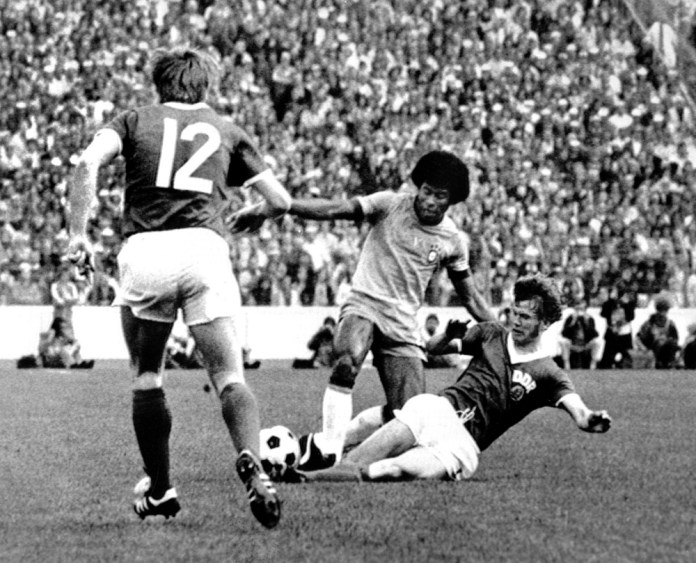 Esta foto histórica, muestra como el brasileño Jairzinho regatea al alemán Bransch en presencia de Watzlich. Foto La Hora: EFE