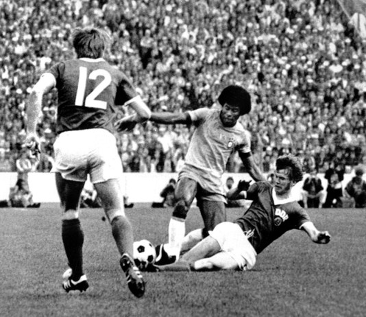 Esta foto histórica, muestra como el brasileño Jairzinho regatea al alemán Bransch en presencia de Watzlich. Foto La Hora: EFE