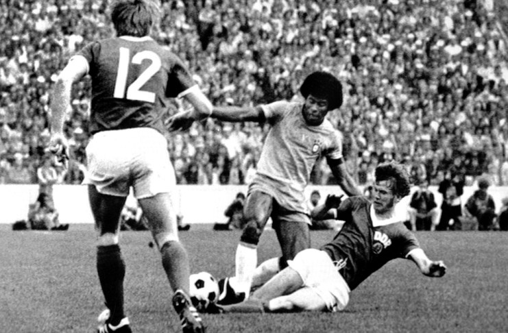 Esta foto histórica, muestra como el brasileño Jairzinho regatea al alemán Bransch en presencia de Watzlich. Foto La Hora: EFE