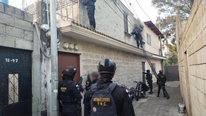 Los operativos se efectúan bajo la dirección de peritos del Ministerio Público y agentes antinarcóticos de la PNC.
