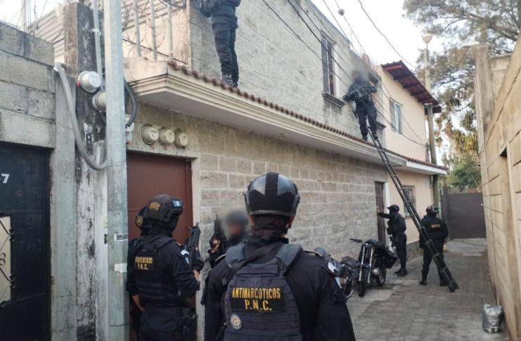Los operativos se efectúan bajo la dirección de peritos del Ministerio Público y agentes antinarcóticos de la PNC.